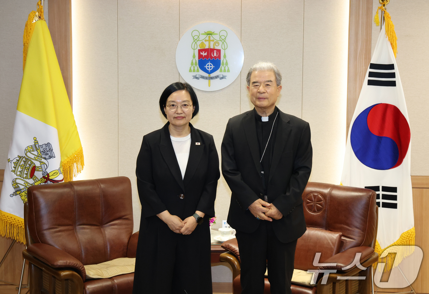 (수원=뉴스1) 김영운 기자 = 한성숙 국무총리가 8일 경기 수원시 장안구 천주교수원교구청을 방문해 이용훈 한국천주교주교회의 의장주교와 기념촬영을 하고 있다. 2026.7.8/뉴스 …