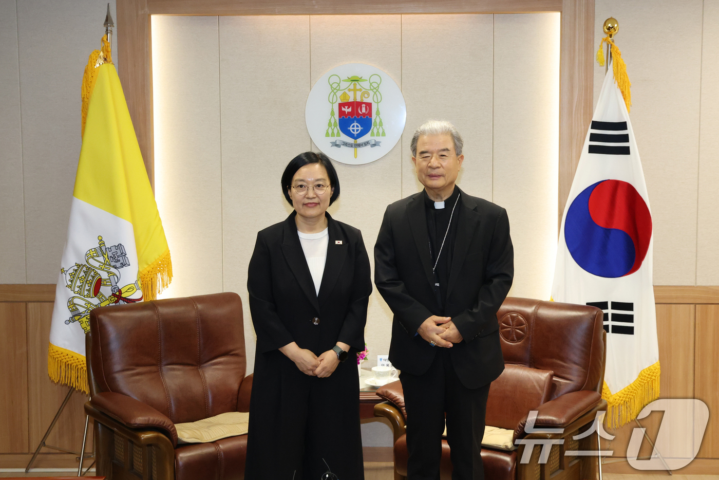 (수원=뉴스1) 김영운 기자 = 한성숙 국무총리가 8일 경기 수원시 장안구 천주교수원교구청을 방문해 이용훈 한국천주교주교회의 의장주교와 기념촬영을 하고 있다. 2026.7.8/뉴스 …