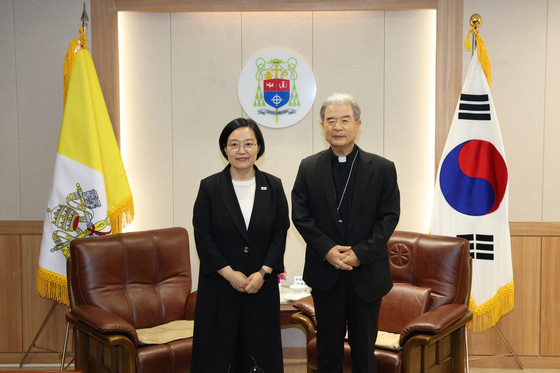 천주교수원교구청 방문해 이용훈 주교와 기념 촬영하는 한성숙 총리