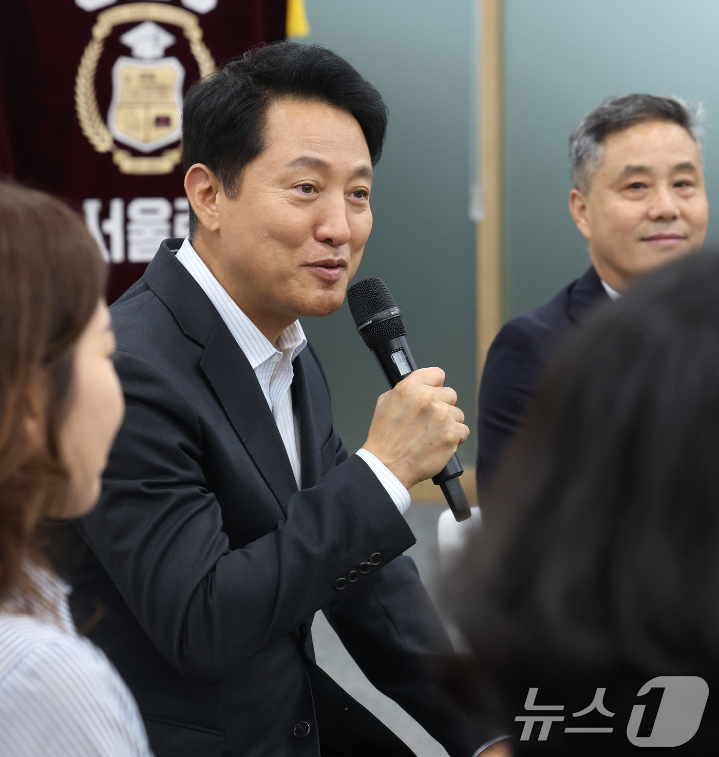 (서울=뉴스1) 오대일 기자 = 오세훈 서울시장이 8일 오후 서울 중구 서울시청 영상회의실에서 열린 지역아동센터와 함께 하는 서울런 간담회에서 인사말을 하고 있다. 2026.7.8 …