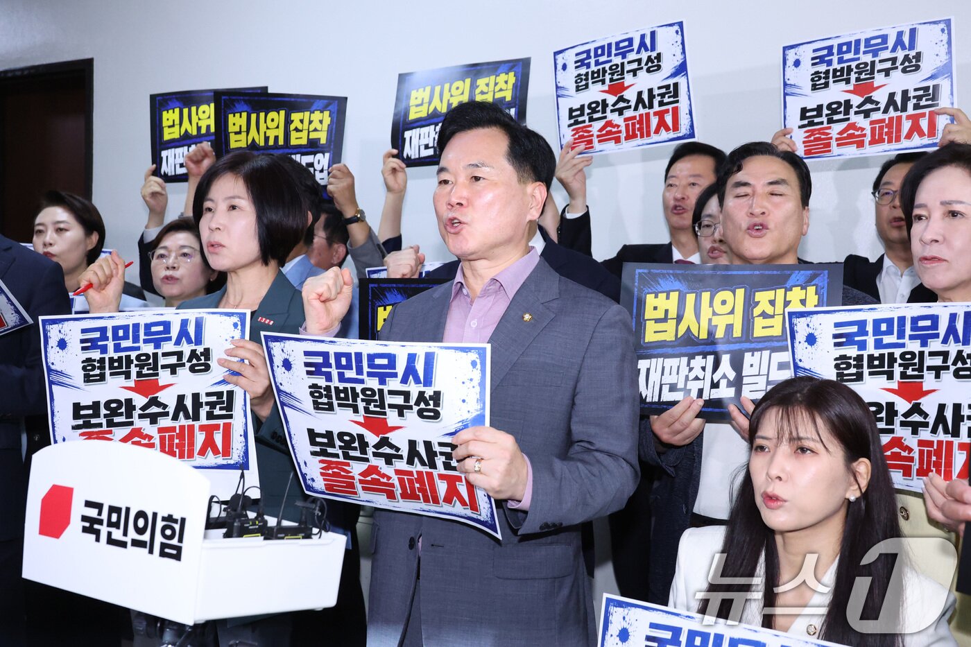 본문 이미지 - 국민의힘 의원들이 8일 서울 여의도 국회 법제사법위원회 앞에서 상임위 단독 운영에 항의하고 있다. 2026.7.8 ⓒ 뉴스1 신웅수 기자