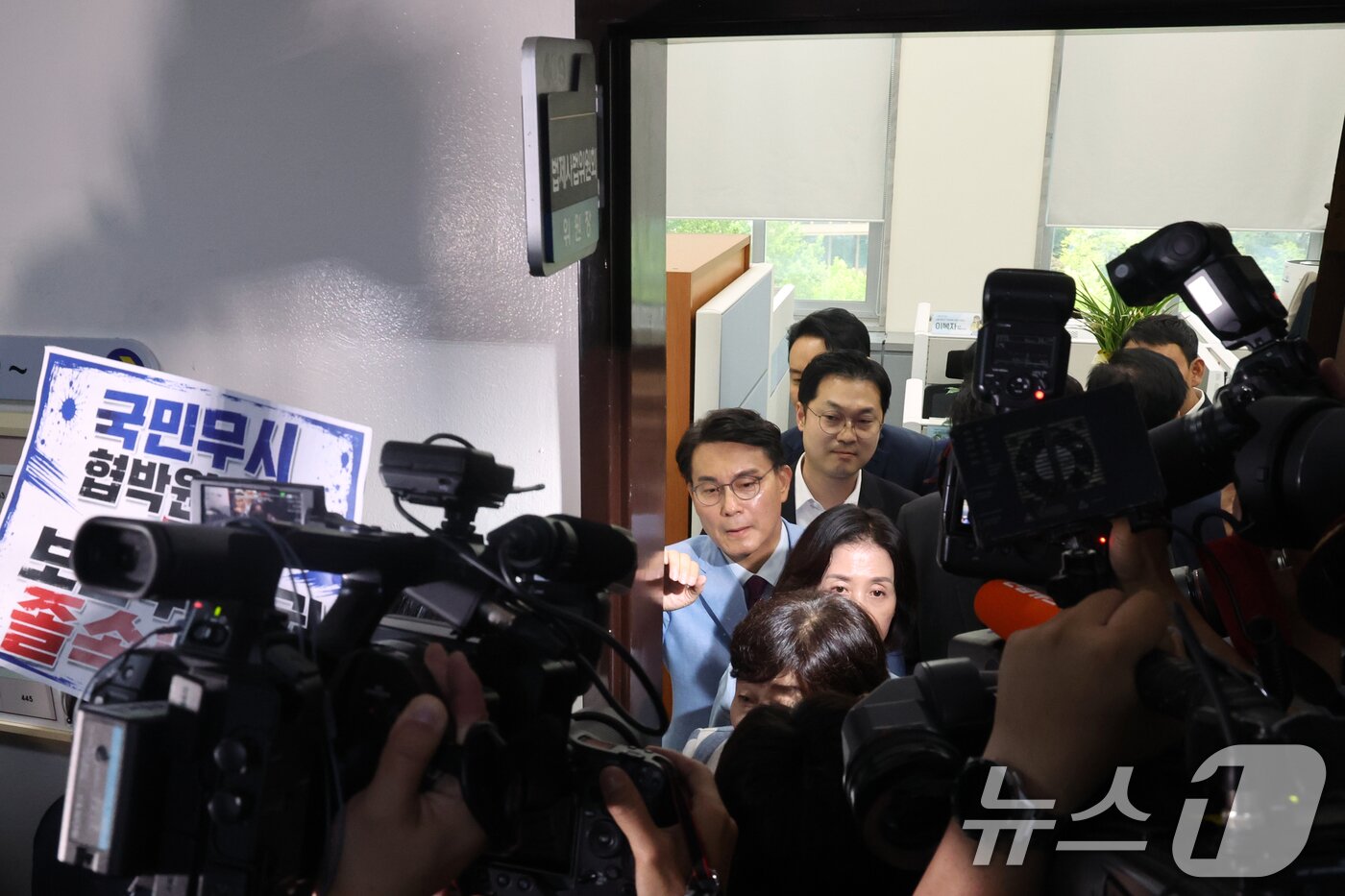 본문 이미지 - 국민의힘 의원들이 8일 오후 서울 여의도 국회에서 더불어민주당의 법사위를 포함한 원 구성 강행을 항의하며 법사위원장실로 항의방문을 마치고 여당 의원들과 이동하고 있다. 2026.7.8 ⓒ 뉴스1 황기선 기자