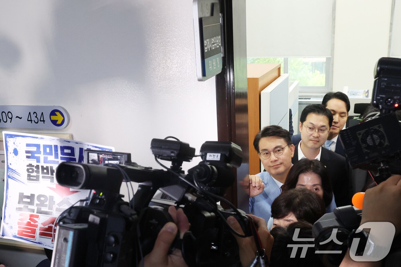 본문 이미지 - 국민의힘 의원들이 8일 오후 서울 여의도 국회에서 더불어민주당의 법사위를 포함한 원 구성 강행을 항의하며 법사위원장실로 항의방문을 마치고 여당 의원들과 이동하고 있다. 2026.7.8 ⓒ 뉴스1 황기선 기자