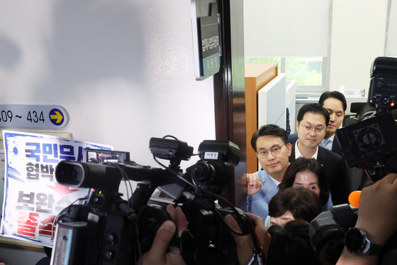 법사위원장실 앞은 '아수라장'