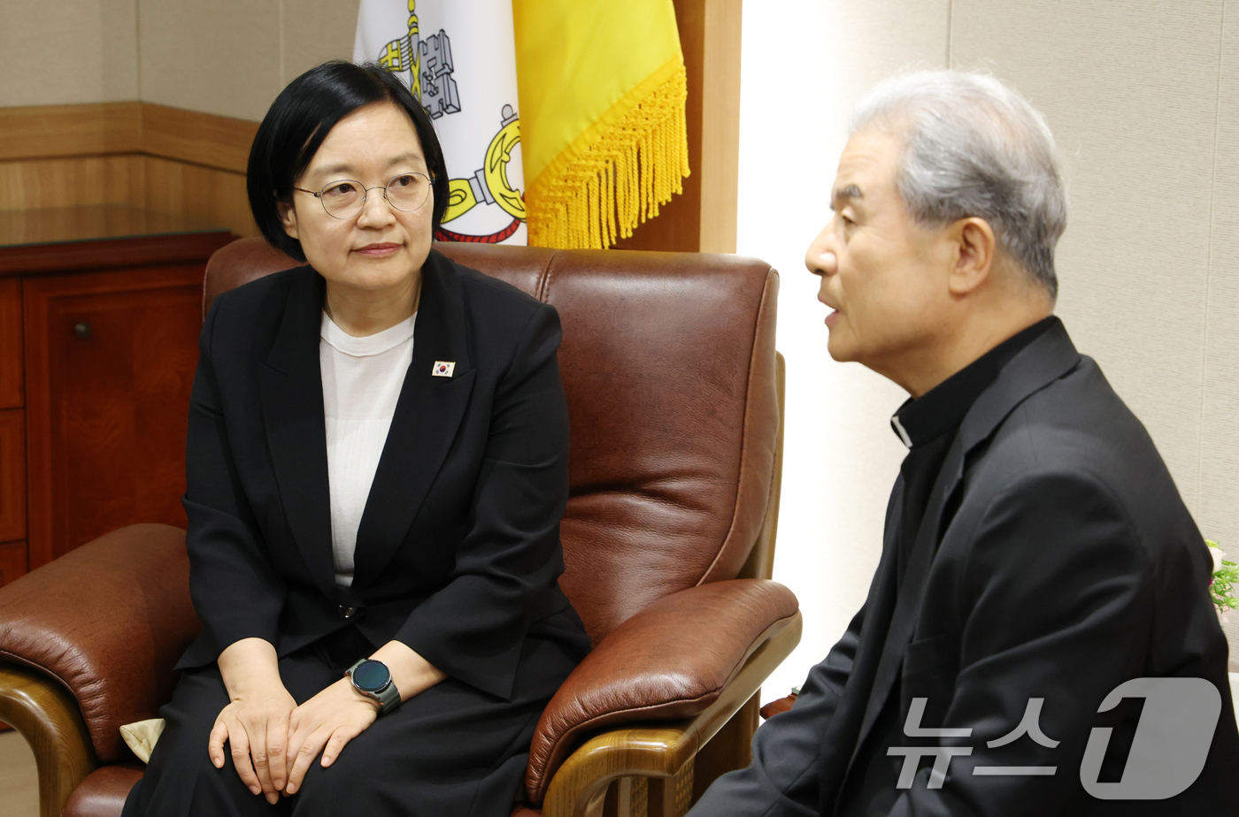 (수원=뉴스1) 김영운 기자 = 한성숙 국무총리가 8일 경기 수원시 장안구 천주교수원교구청을 방문해 이용훈 한국천주교주교회의 의장주교와 환담을 나누고 있다. 2026.7.8/뉴스1 …