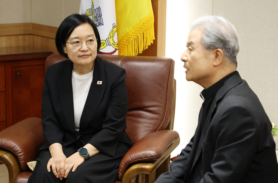 이용훈 의장주교 예방한 한성숙 국무총리