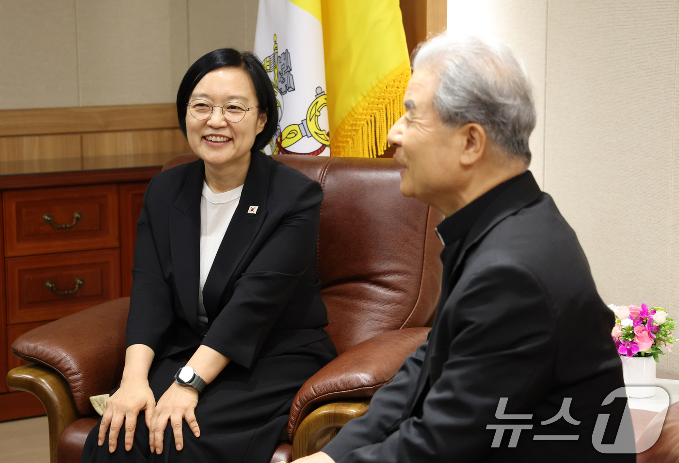 (수원=뉴스1) 김영운 기자 = 한성숙 국무총리가 8일 경기 수원시 장안구 천주교수원교구청을 방문해 이용훈 한국천주교주교회의 의장주교와 환담을 나누고 있다. 2026.7.8/뉴스1 …