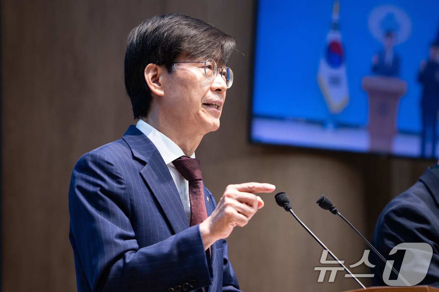 본문 이미지 - 조경태 국민의힘 의원이 8일 서울 여의도 국회 소통관에서 당 윤리위원회의 장동혁 대표 제명·출당 요구 기자회견을 하고 있다. 2026.7.8 ⓒ 뉴스1 유승관 기자