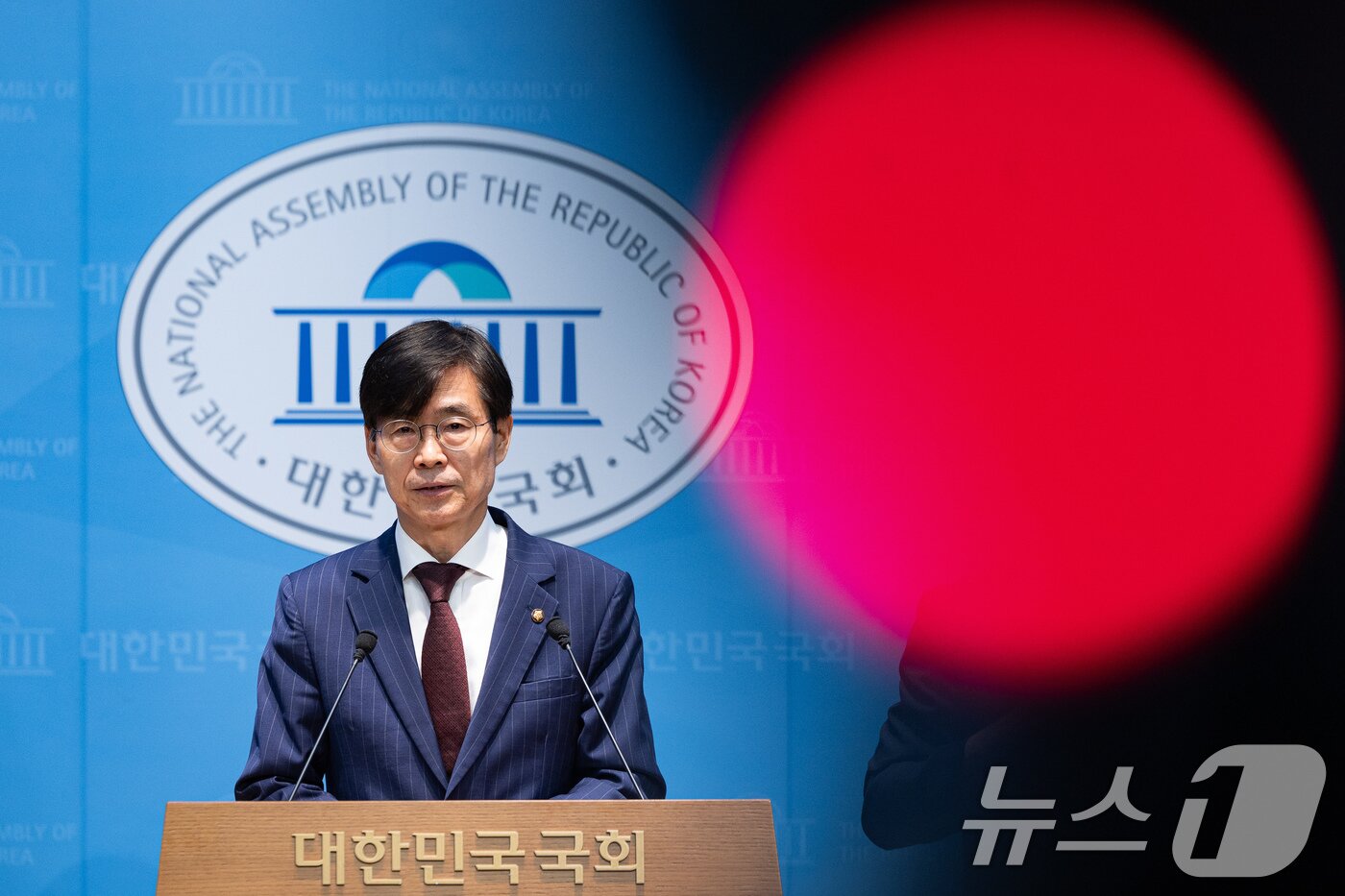 본문 이미지 - 조경태 국민의힘 의원이 8일 서울 여의도 국회 소통관에서 당 윤리위원회의 장동혁 대표 제명·출당 요구 기자회견을 하고 있다. 2026.7.8 ⓒ 뉴스1 유승관 기자