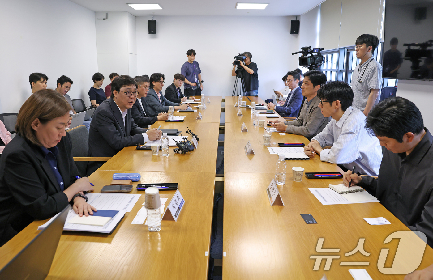 (서울=뉴스1) 이호윤 기자 = 최휘영 문화체육관광부 장관이 8일 서울 종로구 국립현대미술관 서울관에서 대중음악 기획사 및 유관 협회 관계자를 만나 음악산업 생태계 강화를 위한 현 …