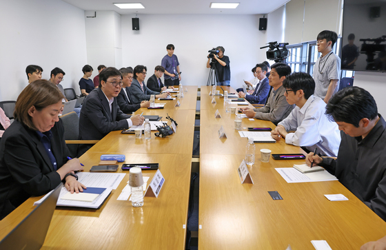 음악산업 생태계 강화 현장간담회 갖는 최휘영 장관