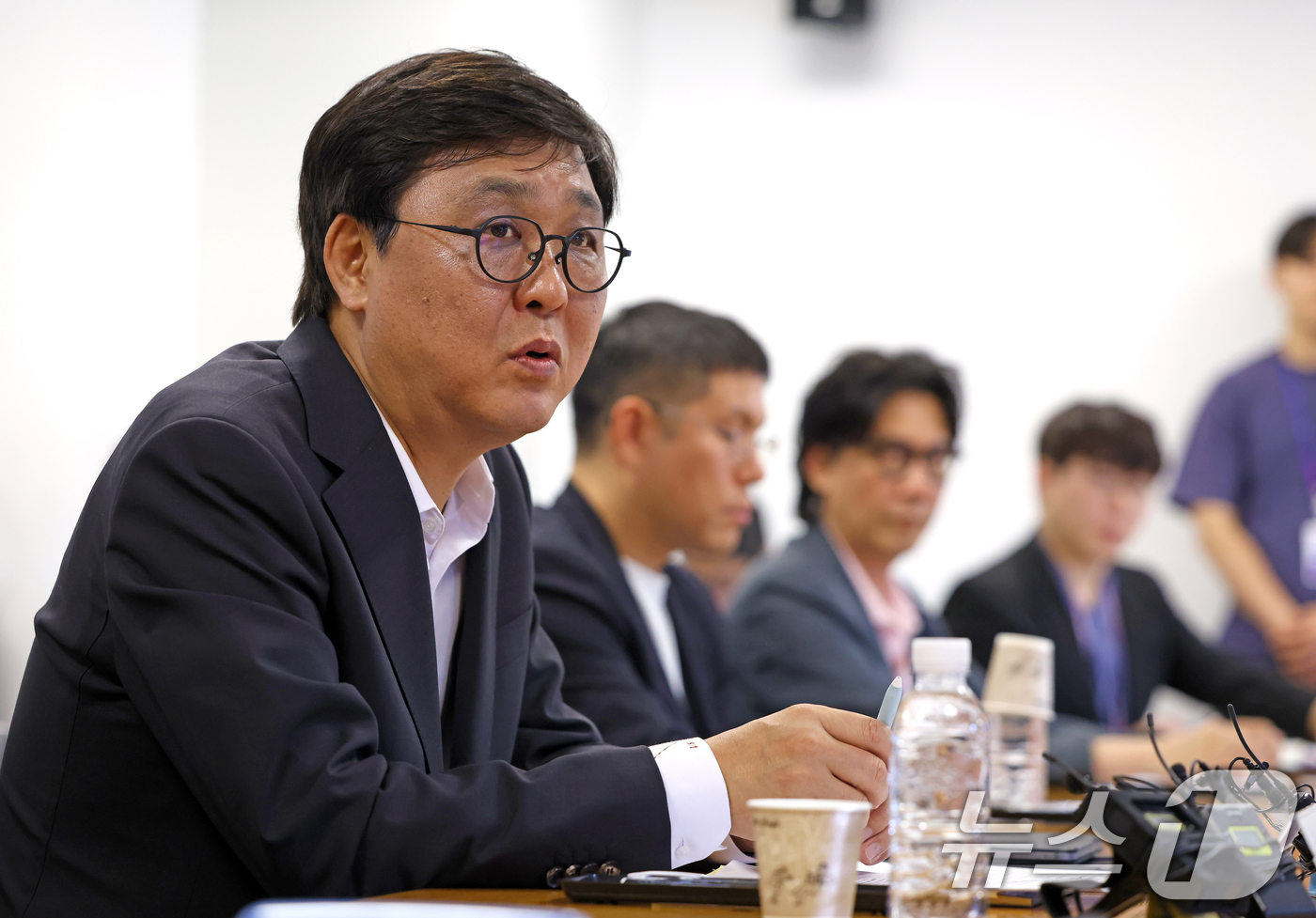 (서울=뉴스1) 이호윤 기자 = 최휘영 문화체육관광부 장관이 8일 서울 종로구 국립현대미술관 서울관에서 대중음악 기획사 및 유관 협회 관계자를 만나 음악산업 생태계 강화를 위한 현 …