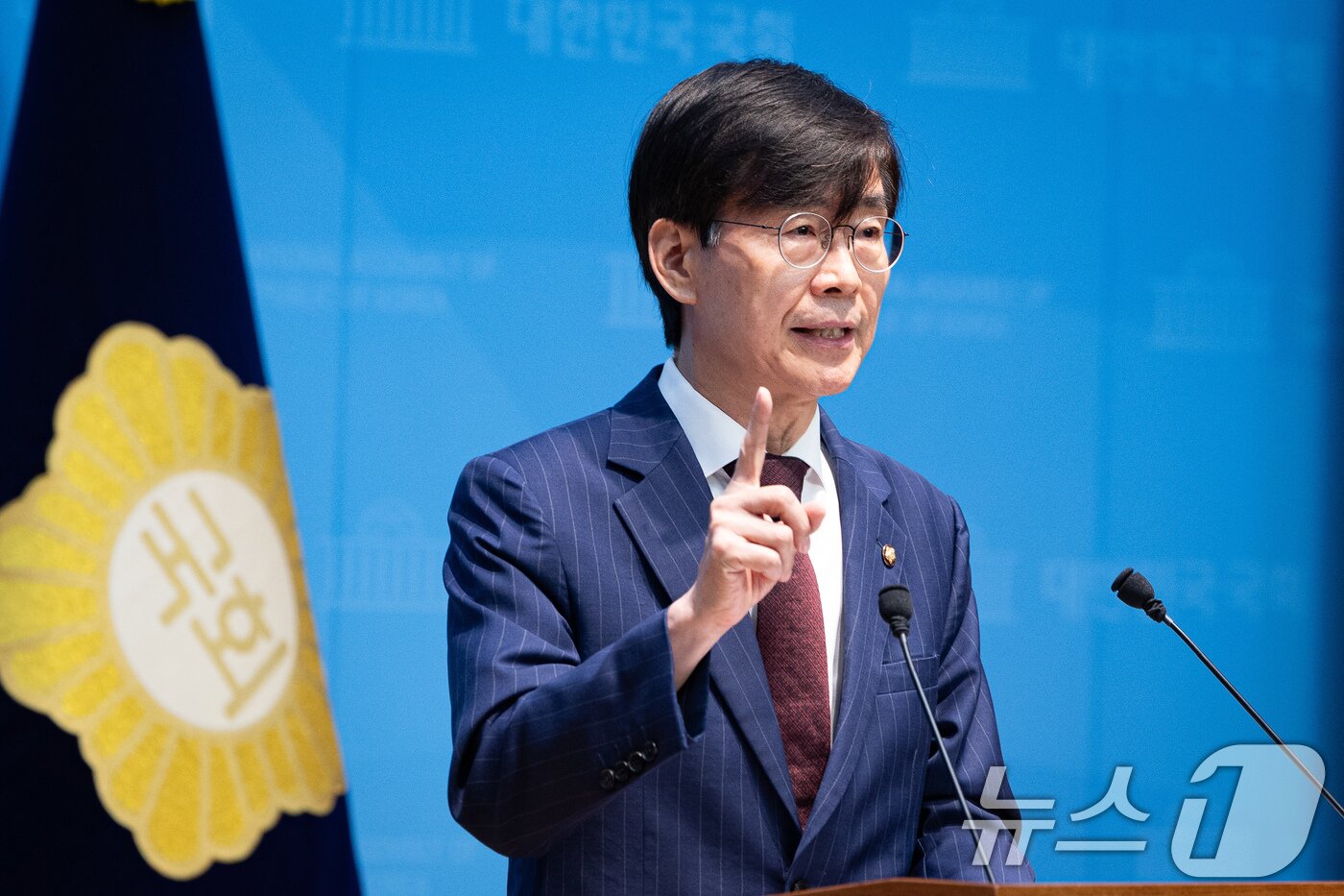 본문 이미지 - 조경태 국민의힘 의원이 8일 서울 여의도 국회 소통관에서 당 윤리위원회의 장동혁 대표 제명·출당 요구 기자회견을 하고 있다. 2026.7.8 ⓒ 뉴스1 유승관 기자