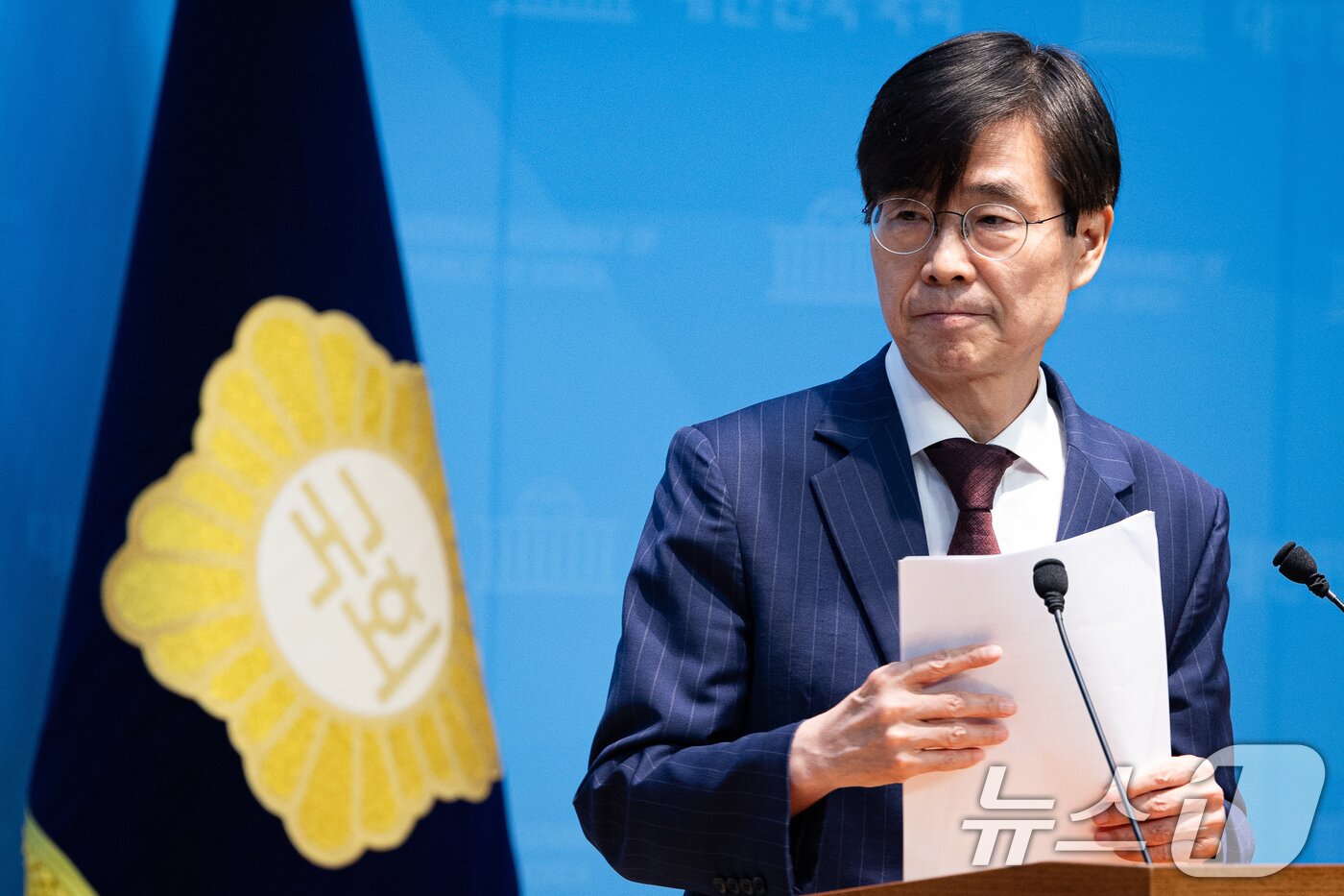 본문 이미지 - 조경태 국민의힘 의원이 8일 서울 여의도 국회 소통관에서 당 윤리위원회의 장동혁 대표 제명·출당 요구 기자회견을 마친 후 회견장을 나서고 있다. 2026.7.8 ⓒ 뉴스1 유승관 기자