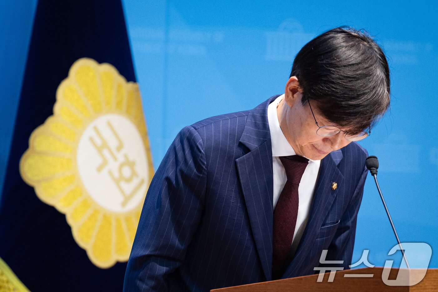 본문 이미지 - 조경태 국민의힘 의원이 8일 서울 여의도 국회 소통관에서 당 윤리위원회의 장동혁 대표 제명·출당 요구 기자회견을 마친 후 고개 숙여 인사하고 있다. 2026.7.8 ⓒ 뉴스1 유승관 기자