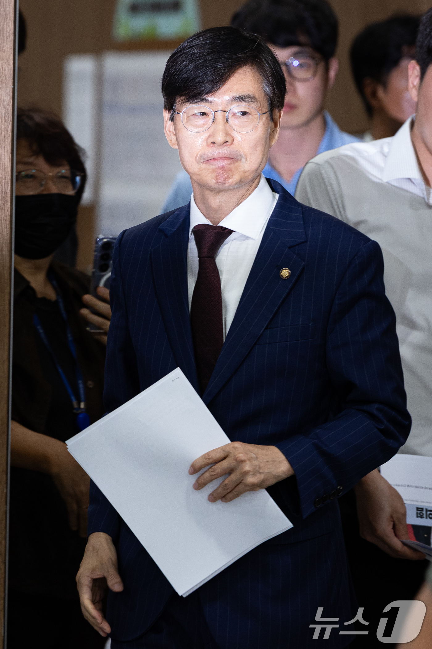 (서울=뉴스1) 유승관 기자 = 조경태 국민의힘 의원이 8일 서울 여의도 국회 소통관에서 당 윤리위원회의 장동혁 대표 제명·출당 요구 기자회견을 마친 후 회견장을 나서고 있다. 2 …