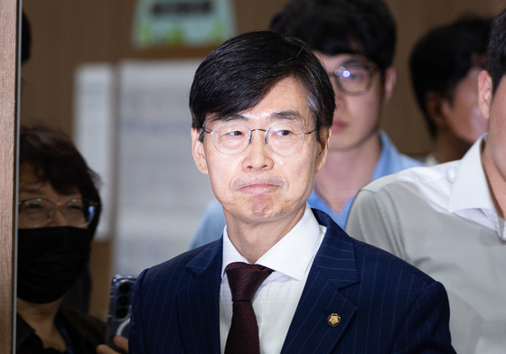 굳은 표정의 조경태 의원