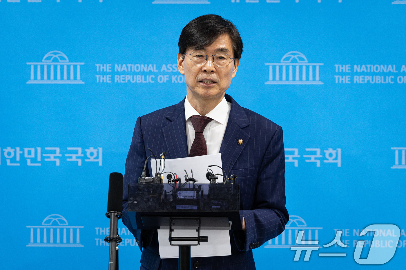 (서울=뉴스1) 유승관 기자 = 조경태 국민의힘 의원이 8일 서울 여의도 국회 소통관에서 당 윤리위원회의 장동혁 대표 제명·출당 요구 기자회견 후 취재진 질문에 답하고 있다. 20 …