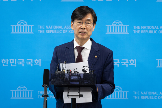취재진 질문 답하는 조경태 의원