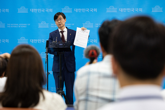 장동혁 대표 징계요구서 든 조경태 의원