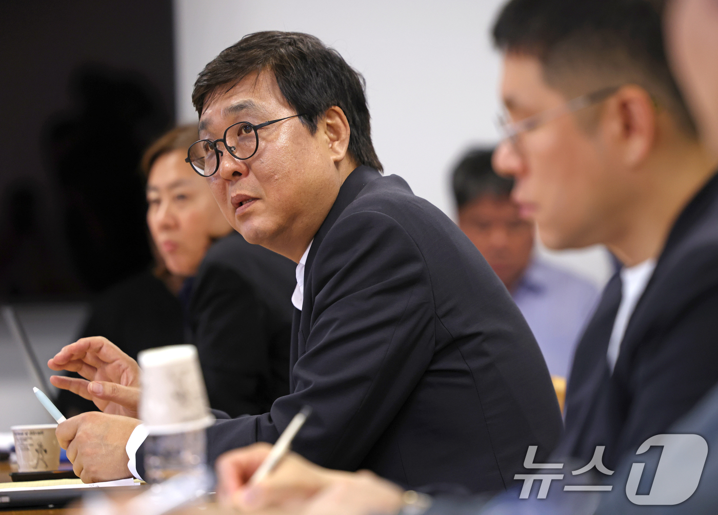 (서울=뉴스1) 이호윤 기자 = 최휘영 문화체육관광부 장관이 8일 서울 종로구 국립현대미술관 서울관에서 대중음악 기획사 및 유관 협회 관계자를 만나 음악산업 생태계 강화를 위한 현 …