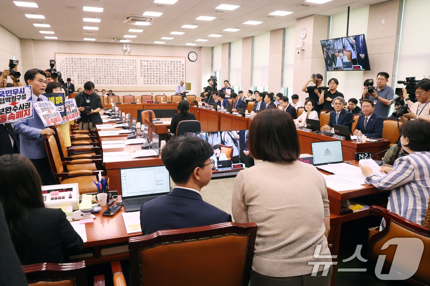 본문 이미지 - 국민의힘 법사위원들이 8일 서울 여의도 국회에서 열린 법제사법위원회 전체회의에서 서영교 위원장에게 항의하고 있다. 2026.7.8 ⓒ 뉴스1 황기선 기자