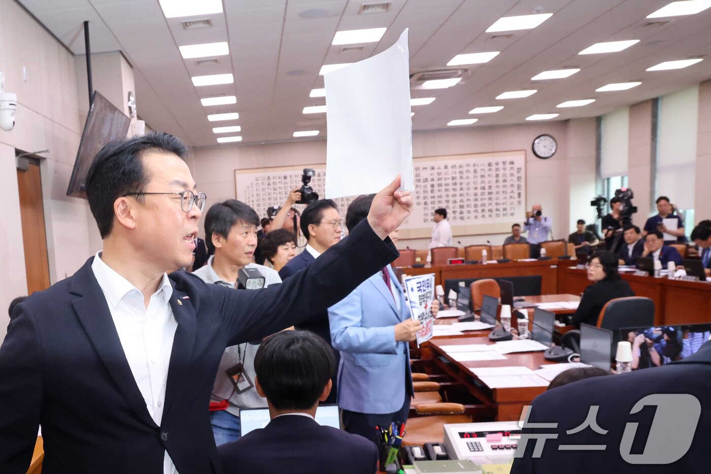 본문 이미지 - 국민의힘 법사위원들이 8일 서울 여의도 국회에서 열린 법제사법위원회 전체회의에서 서영교 위원장에게 항의하고 있다. 2026.7.8 ⓒ 뉴스1 황기선 기자