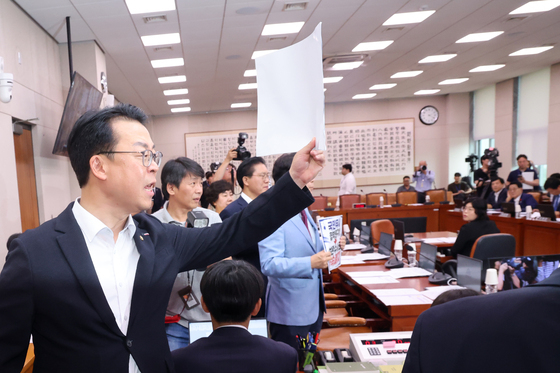 고성 오가는 법사위