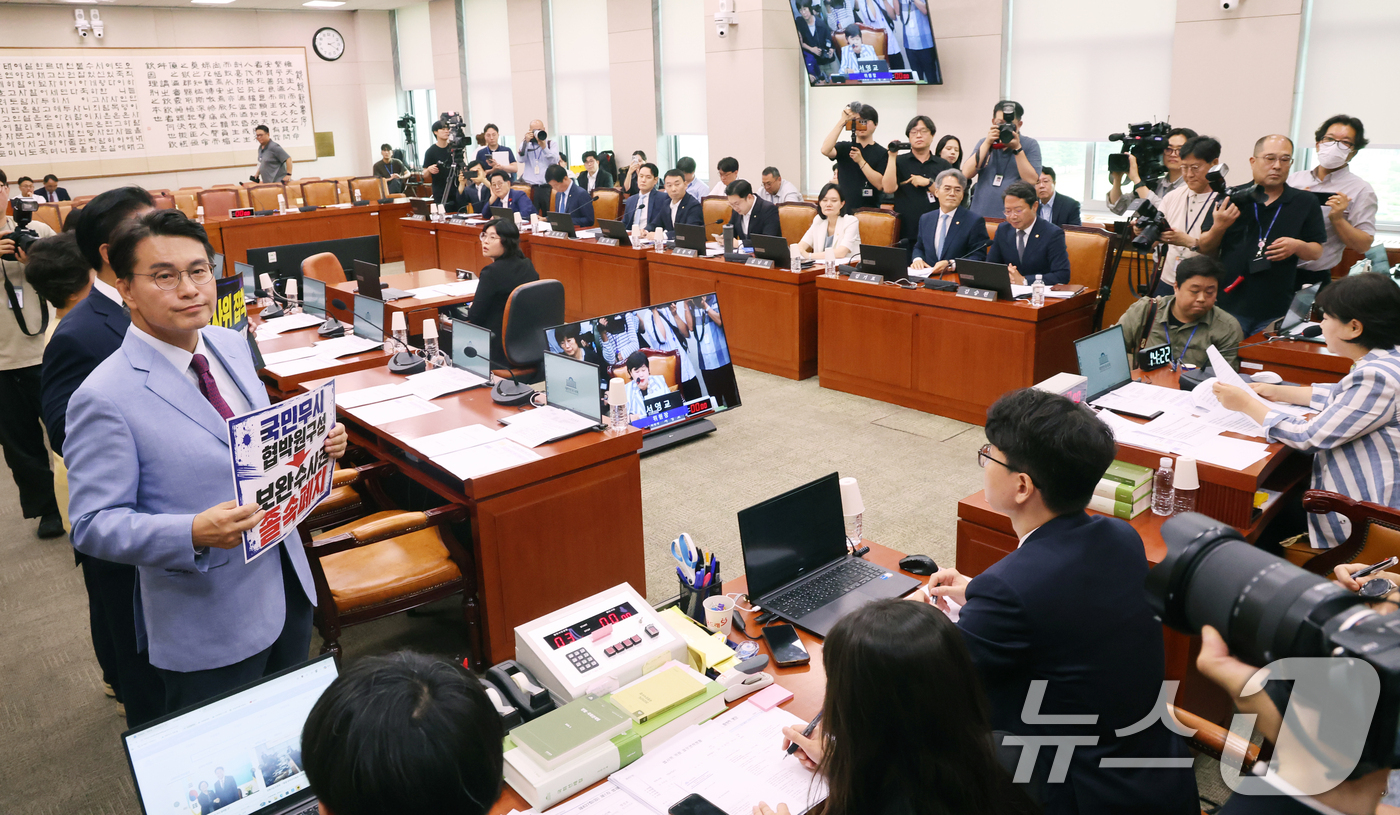 (서울=뉴스1) 황기선 기자 = 국민의힘 법사위원들이 8일 서울 여의도 국회에서 열린 법제사법위원회 전체회의에서 서영교 위원장에게 항의하고 있다. 2026.7.8/뉴스1