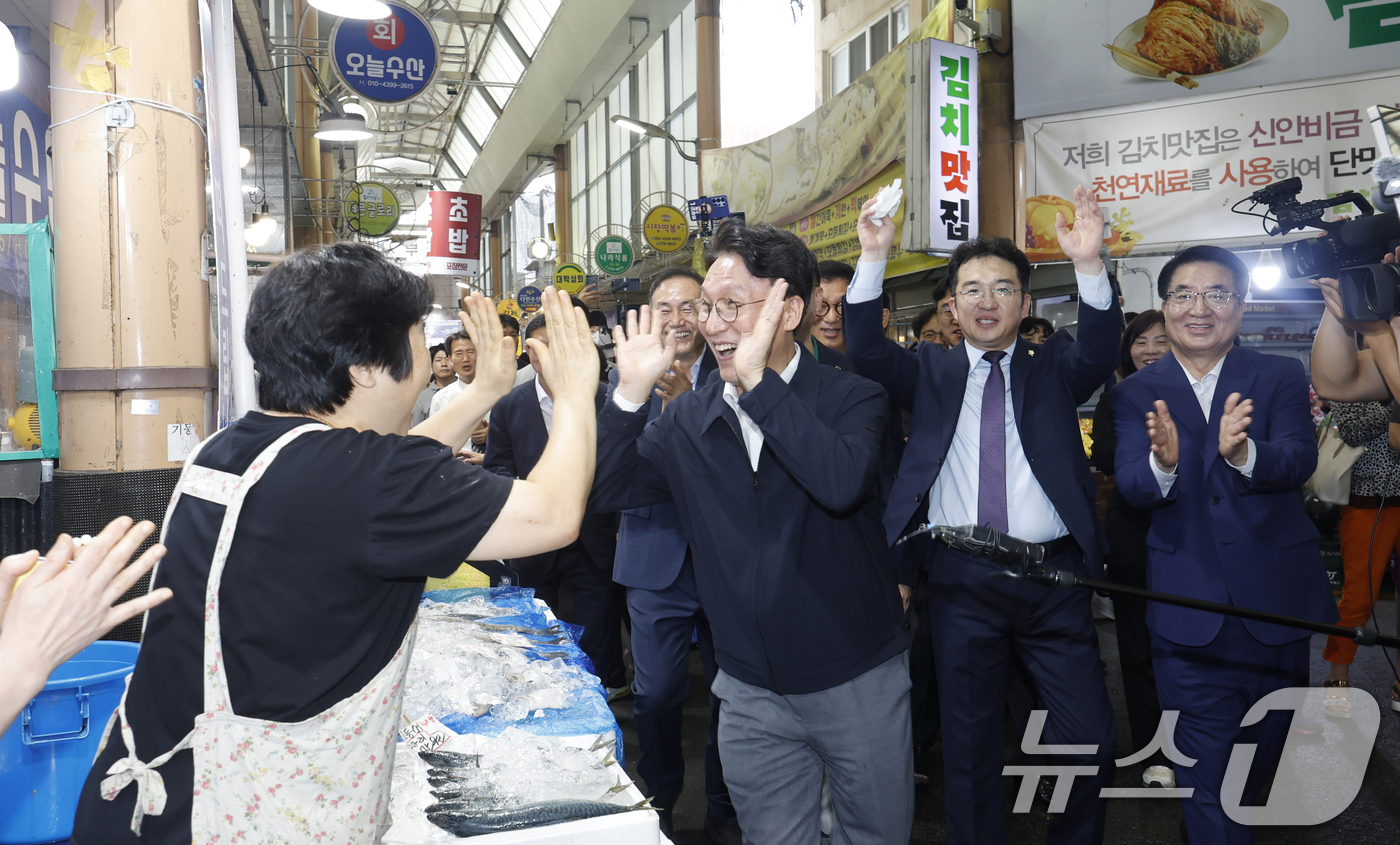 (목포=뉴스1) 김태성 기자 = 김민석 전 국무총리가 8일 전남광주통합특별시 목포 동부시장을 방문해 상인들과 인사를 나누고 있다. 2026.7.8/뉴스1