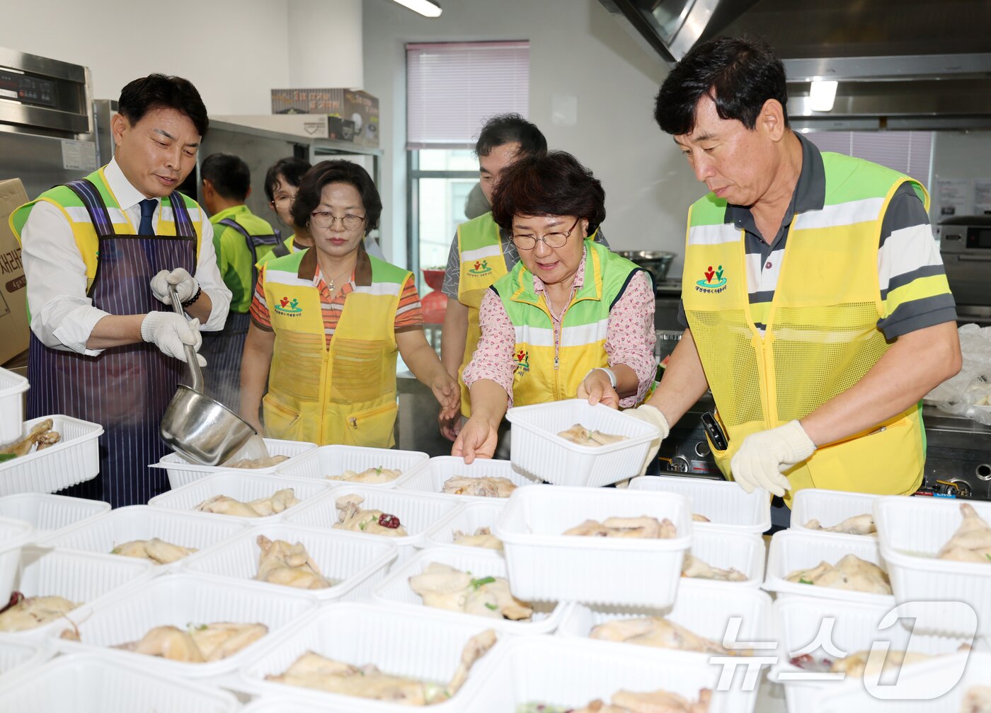 본문 이미지 - 전문학 대전 서구청장과 자원봉사협의회 회원들이 초복을 앞두고 8일 용문어울림 공용부엌에서 취약계층에 전달할 삼계탕을 준비하고 있다. 2026.7.8 ⓒ 뉴스1 김기태 기자