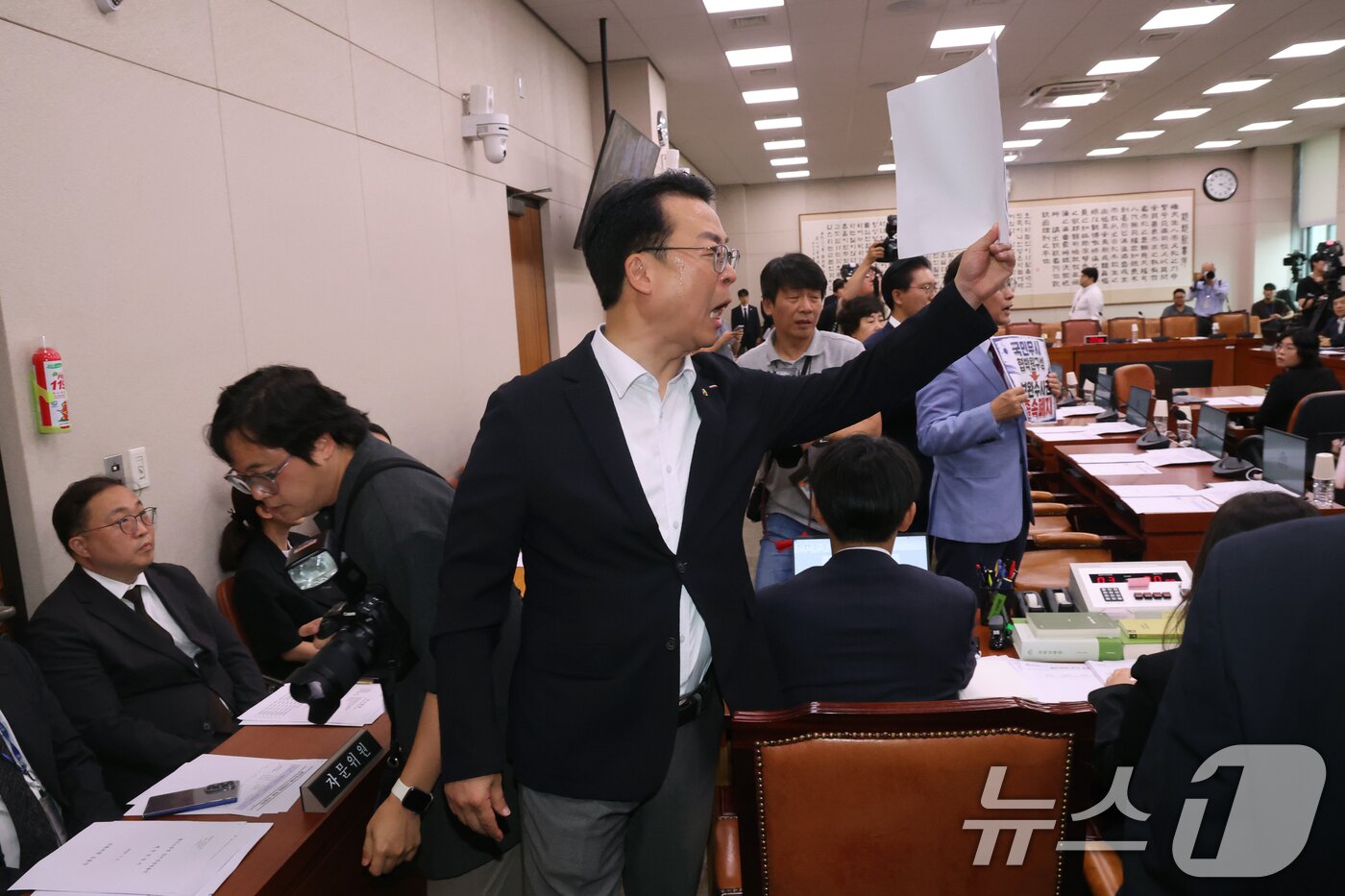 본문 이미지 - 국민의힘 법사위원들이 8일 서울 여의도 국회에서 열린 법제사법위원회 전체회의에서 서영교 위원장에게 항의하고 있다. 2026.7.8 ⓒ 뉴스1 황기선 기자
