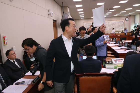 고성 오가는 법사위