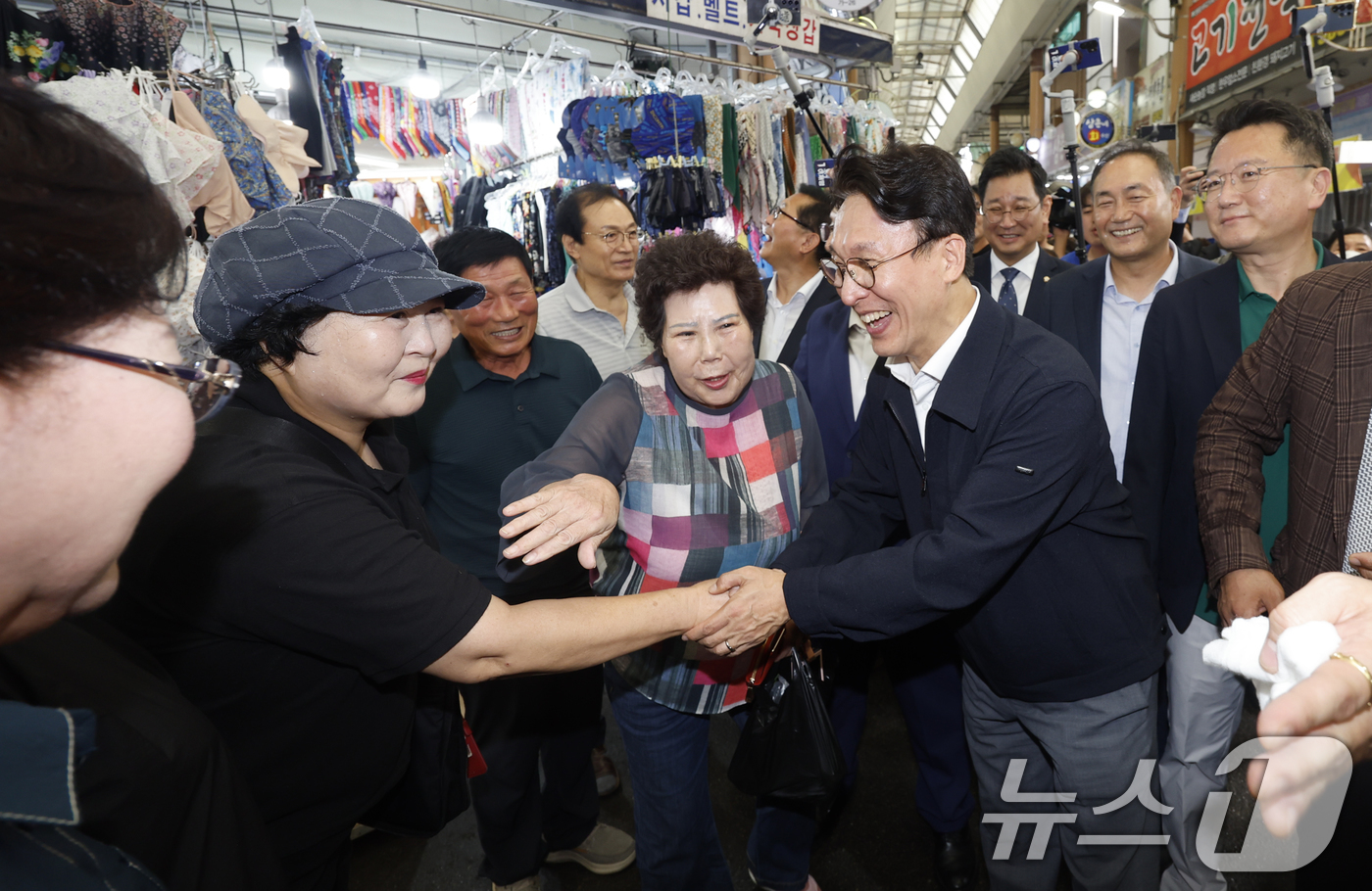 (목포=뉴스1) 김태성 기자 = 김민석 전 국무총리가 8일 전남광주통합특별시 목포 동부시장을 방문해 상인들과 인사를 나누고 있다. 2026.7.8/뉴스1