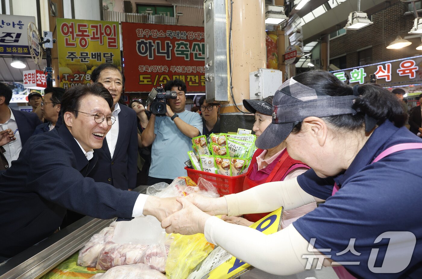 본문 이미지 - 김민석 전 국무총리가 지난 7월 8일 전남광주통합특별시 목포 동부시장을 방문해 상인들과 인사를 나누고 있다. 2026.7.8 ⓒ 뉴스1 김태성 기자