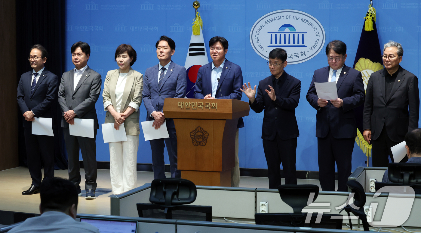 (서울=뉴스1) 황기선 기자 = 박상혁 국회 정무위원회 더불어민주당 간사와 위원들이 8일 오후 서울 여의도 국회 소통관에서 '국민의힘의 국회 정상화 및 홈플러스 청문회 협조 촉구' …