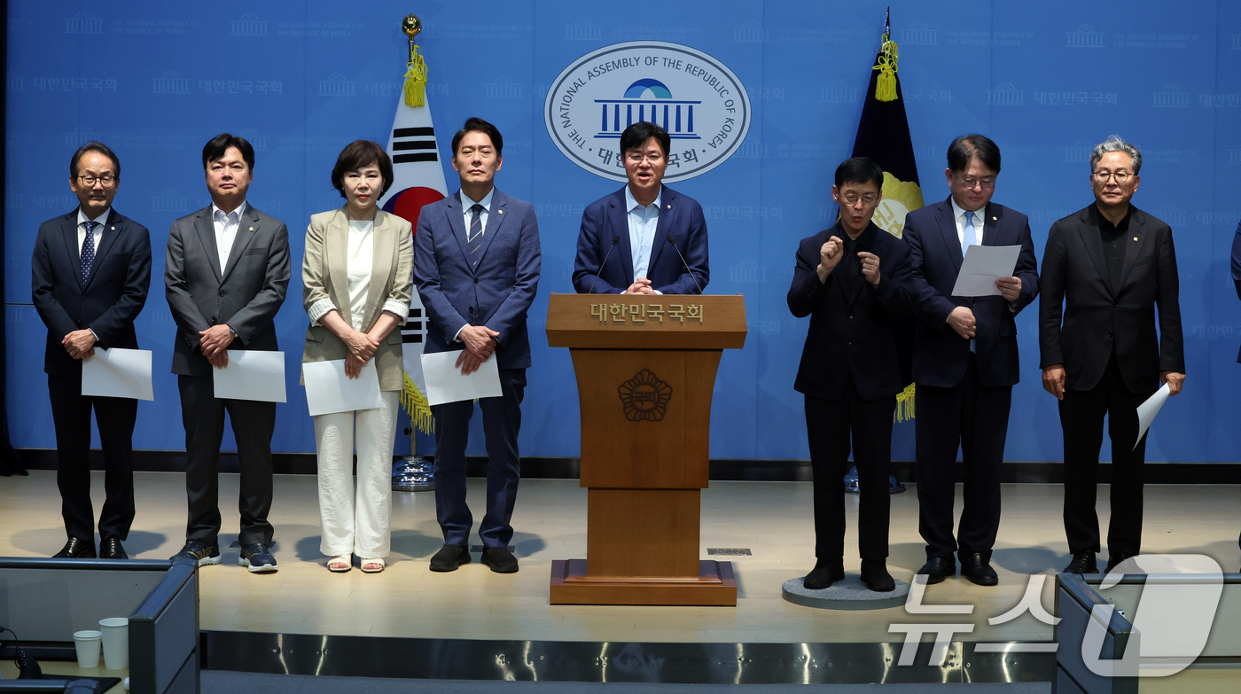(서울=뉴스1) 황기선 기자 = 박상혁 국회 정무위원회 더불어민주당 간사와 위원들이 8일 오후 서울 여의도 국회 소통관에서 '국민의힘의 국회 정상화 및 홈플러스 청문회 협조 촉구' …