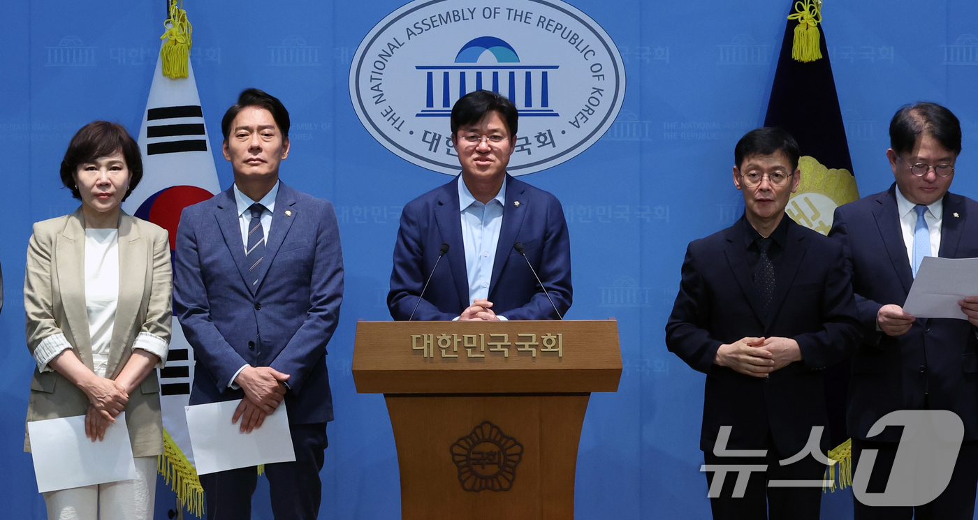 (서울=뉴스1) 황기선 기자 = 박상혁 국회 정무위원회 더불어민주당 간사와 위원들이 8일 오후 서울 여의도 국회 소통관에서 '국민의힘의 국회 정상화 및 홈플러스 청문회 협조 촉구' …