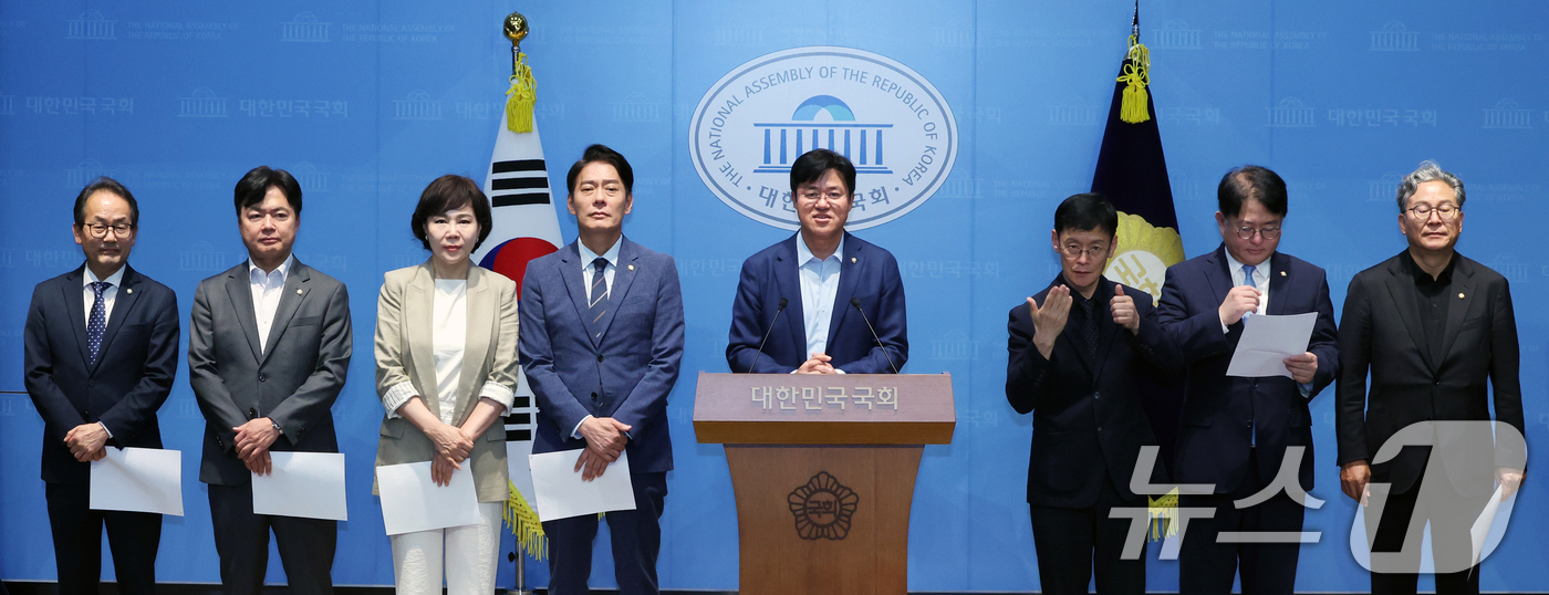 (서울=뉴스1) 황기선 기자 = 박상혁 국회 정무위원회 더불어민주당 간사와 위원들이 8일 오후 서울 여의도 국회 소통관에서 '국민의힘의 국회 정상화 및 홈플러스 청문회 협조 촉구' …