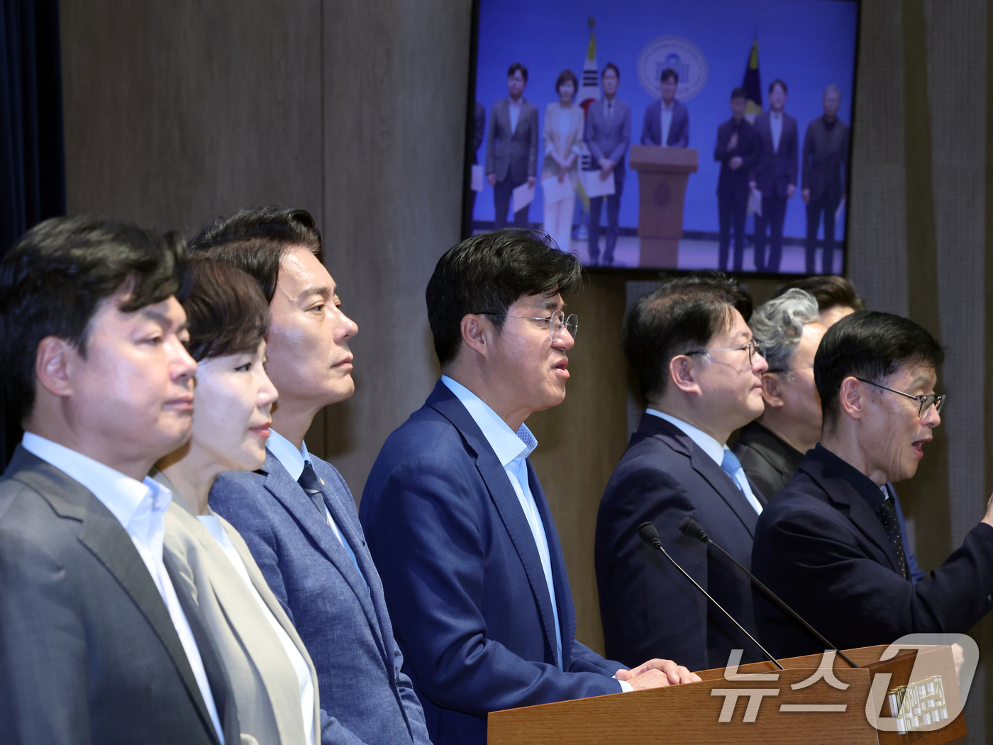 (서울=뉴스1) 황기선 기자 = 박상혁 국회 정무위원회 더불어민주당 간사와 위원들이 8일 오후 서울 여의도 국회 소통관에서 '국민의힘의 국회 정상화 및 홈플러스 청문회 협조 촉구' …