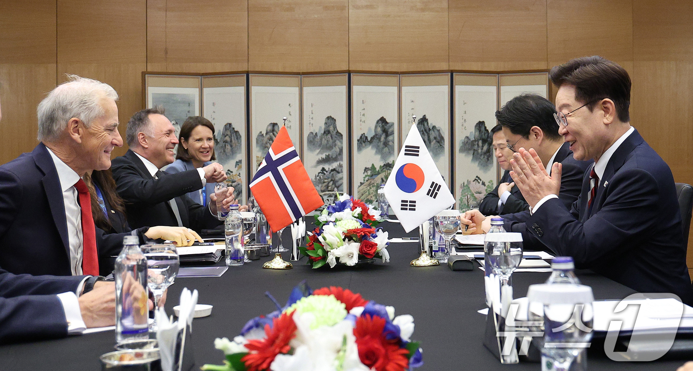 (앙카라(튀르키예)=뉴스1) 이재명 기자 = 이재명 대통령이 8일(현지시간) 튀르키예 앙카라 한 호텔에서 요나스 가르 스퇴레 노르웨이 총리와 정상회담을 하고 있다. 2026.7.8 …