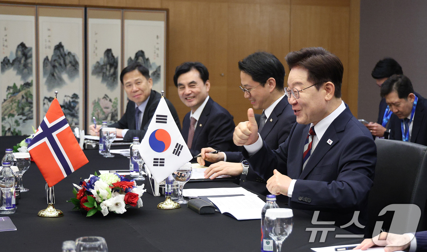 (앙카라(튀르키예)=뉴스1) 이재명 기자 = 이재명 대통령이 8일(현지시간) 튀르키예 앙카라 한 호텔에서 요나스 가르 스퇴레 노르웨이 총리와 정상회담을 하고 있다. 2026.7.8 …