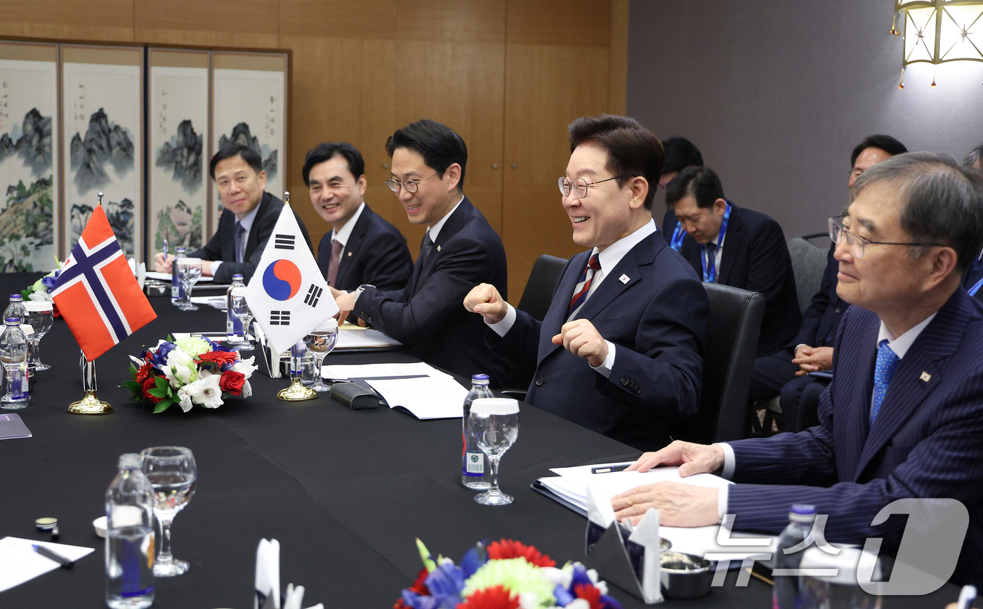 (앙카라(튀르키예)=뉴스1) 이재명 기자 = 이재명 대통령이 8일(현지시간) 튀르키예 앙카라 한 호텔에서 요나스 가르 스퇴레 노르웨이 총리와 가진 정상회담에서 바이킹 노젓기 응원을 …