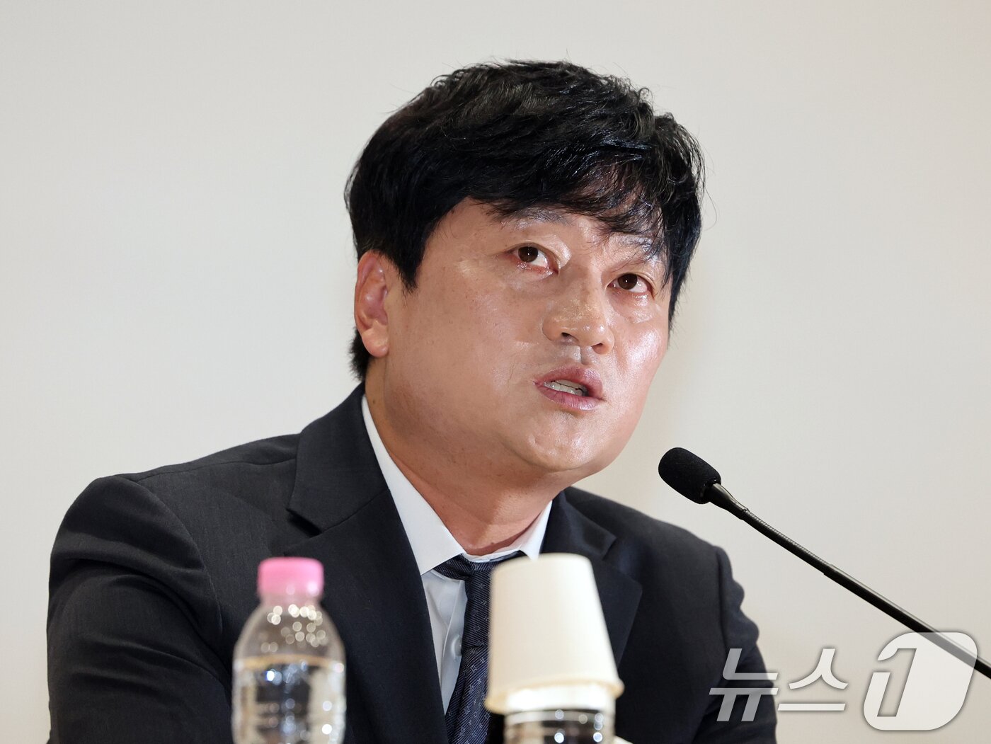 본문 이미지 - 박문성 축구 해설위원이 8일 오후 서울 여의도 국회 의원회관에서 열린 '위기의 한국축구 진단과 대안 긴급토론회'에서 기조발언을 하고 있다. 2026.7.8 ⓒ 뉴스1 황기선 기자