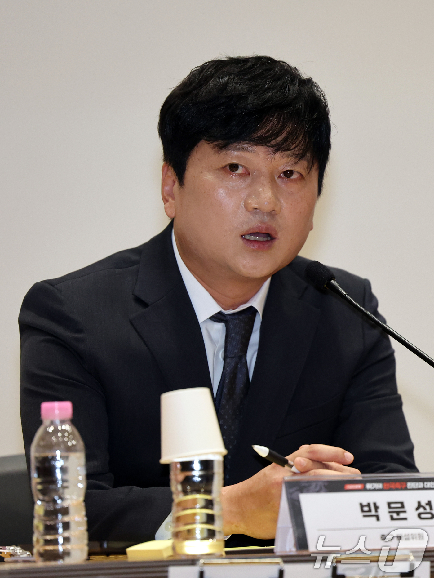 (서울=뉴스1) 황기선 기자 = 박문성 축구 해설위원이 8일 오후 서울 여의도 국회 의원회관에서 열린 '위기의 한국축구 진단과 대안 긴급토론회'에서 기조발언을 하고 있다. 2026 …