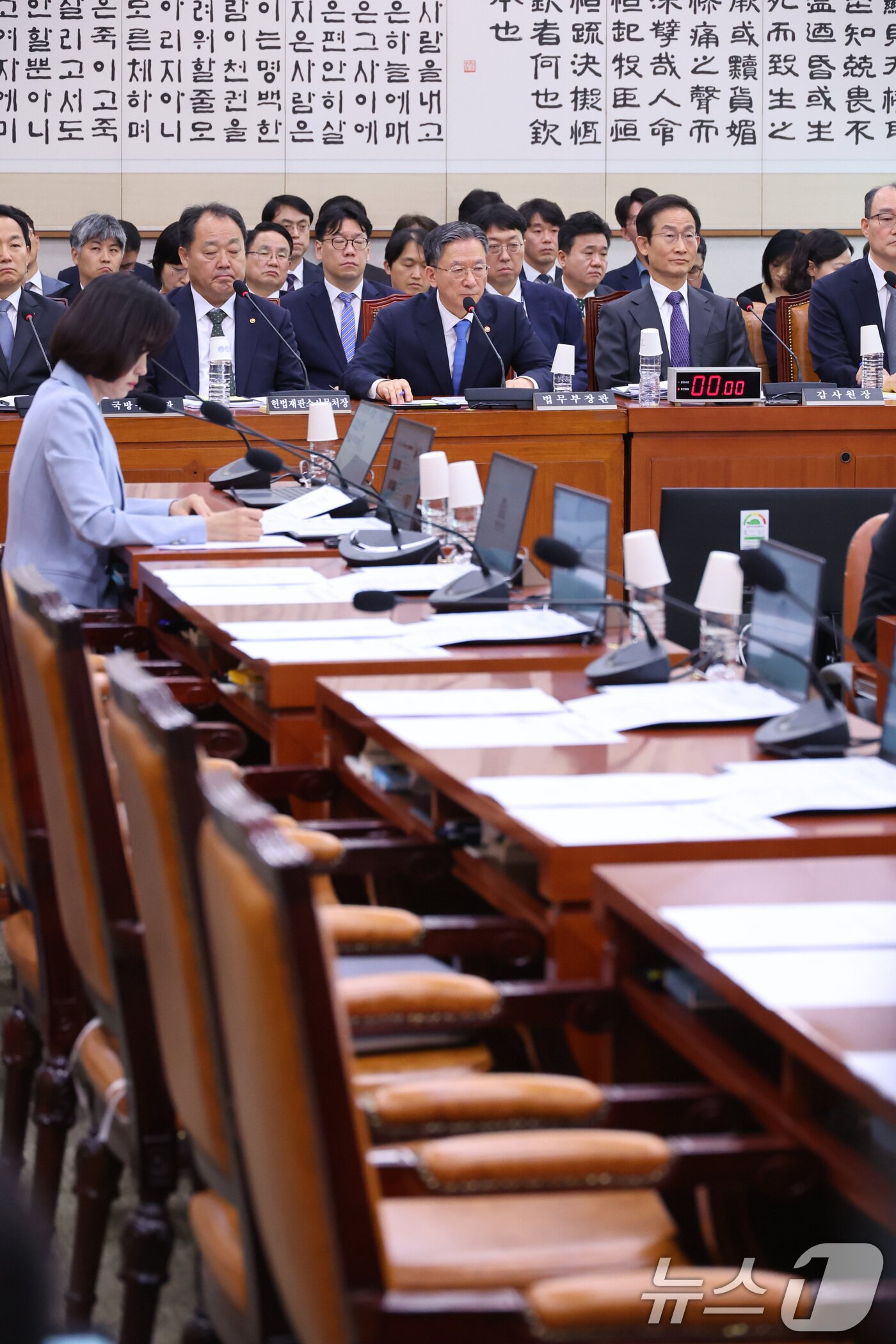 본문 이미지 - 정성호 법무부 장관이 8일 서울 여의도 국회에서 열린 법제사법위원회 전체회의에서 의원 질의에 답변하고 있다. 2026.7.8 ⓒ 뉴스1 신웅수 기자