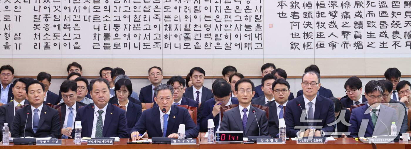 본문 이미지 - 정성호 법무부 장관이 8일 서울 여의도 국회에서 열린 법제사법위원회 전체회의에서 의원 질의에 답변하고 있다. 2026.7.8 ⓒ 뉴스1 신웅수 기자