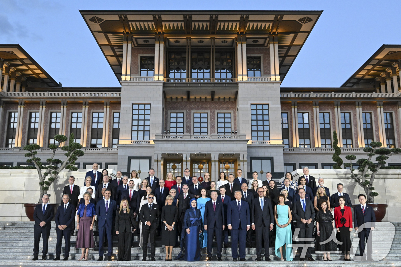 (앙카라(튀르키예)=뉴스1) 이재명 기자 = 북대서양조약기구(NATO·나토) 정상회의에 참석 중인 이재명 대통령과 김혜경 여사가 7일(현지시간) 튀르키예 앙카라 대통령궁에서 열린 …