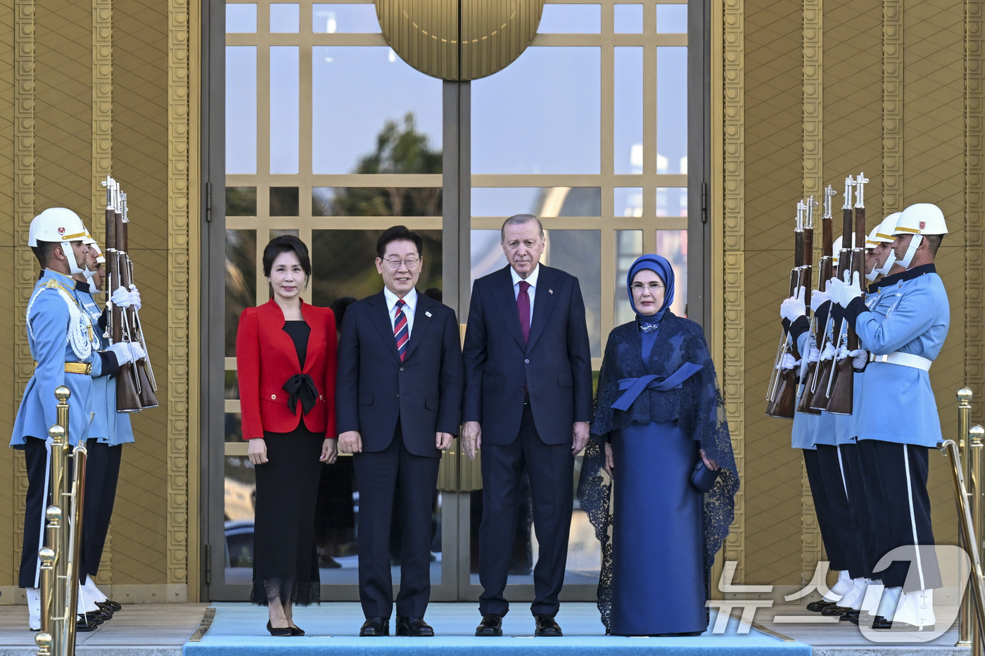 (앙카라(튀르키예)=뉴스1) 이재명 기자 = 북대서양조약기구(NATO·나토) 정상회의에 참석 중인 이재명 대통령과 김혜경 여사가 7일(현지시간) 튀르키예 앙카라 대통령궁에서 열린 …