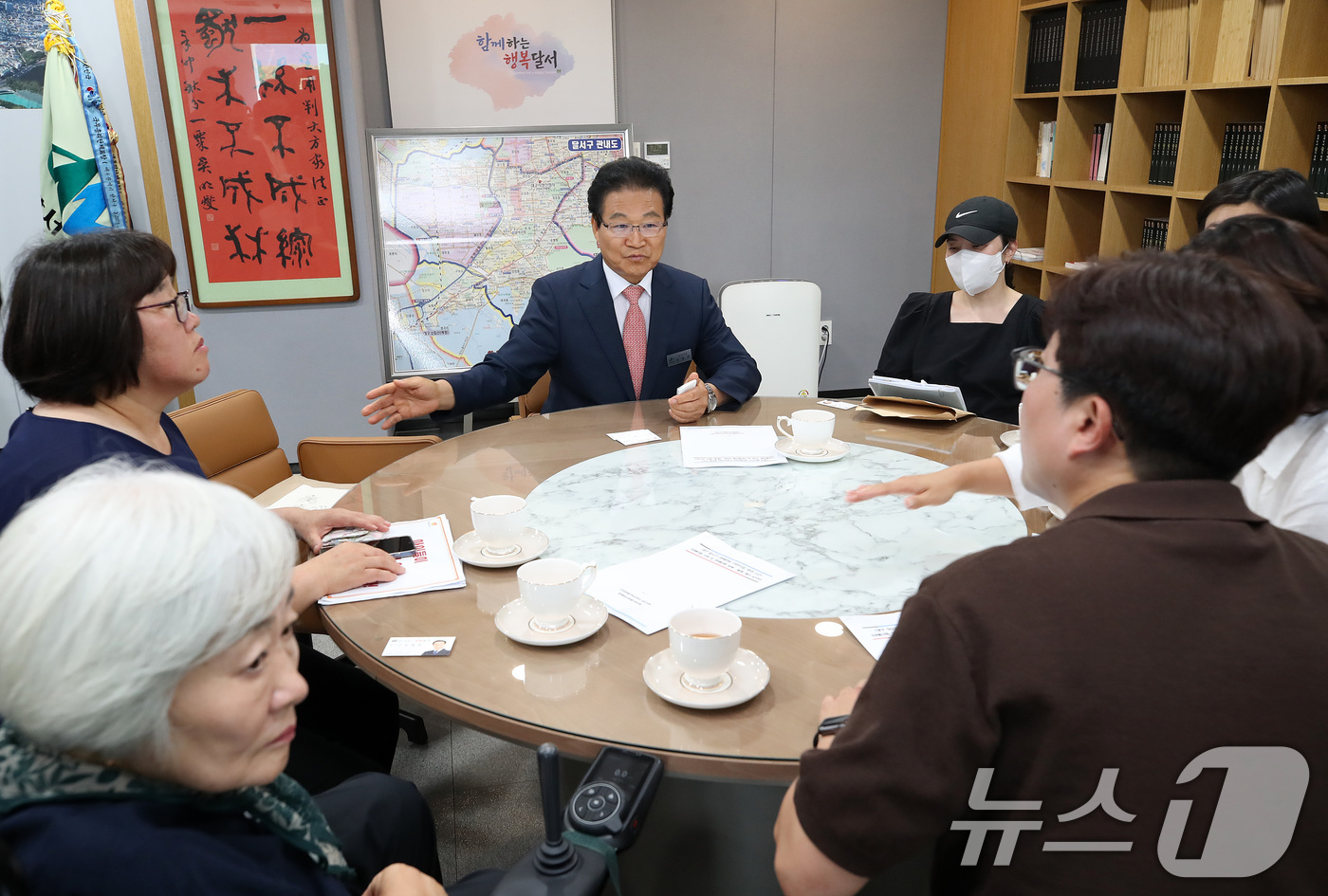 (대구=뉴스1) 공정식 기자 = 김용판 대구 달서구청장이 8일 오전 '장애 전담 어린이집 집단 학대 사건' 관련 재발 방지 대책 마련을 촉구하는 전국장애인부모연대 대구지부를 비롯한 …